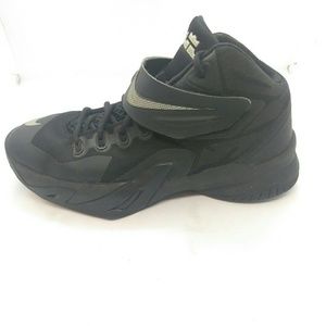 Nike Boys Lebron Soldier VIII Basketball 6.5Y